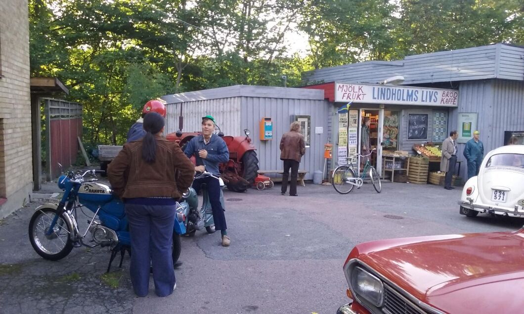 Traktorn medverkade i en scen på en tidstypisk bilmack med tillhörande matbutik.