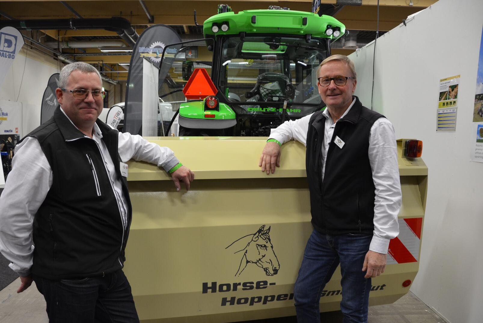 John Nilsson och Eskil Brodde vid Amazones Horsehopper som kan minska det manuella arbetet vid till exempel mockning av hagar.