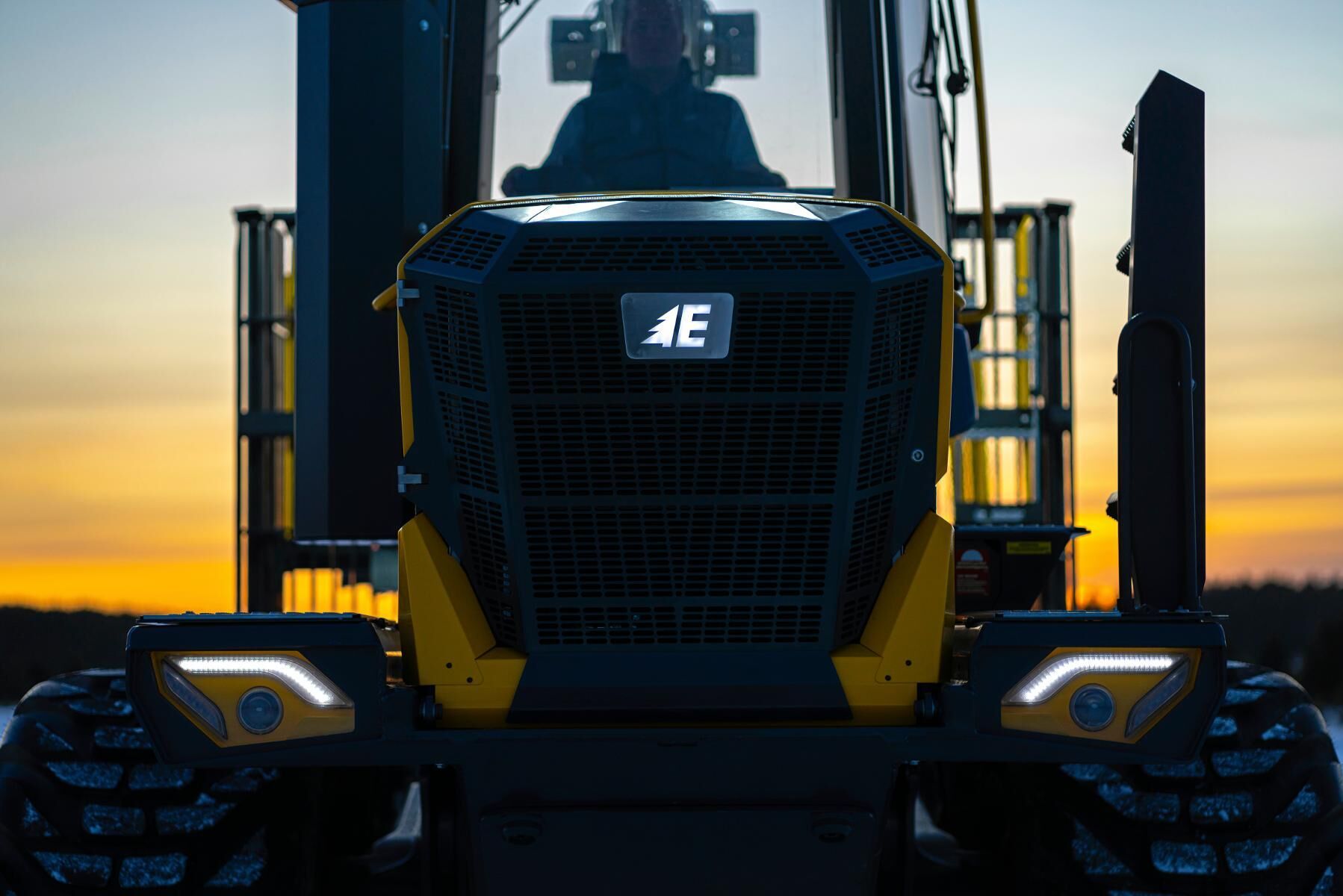 Ingen ska missa att vilken maskin det är, Eco Logs belysta E och gran framträder tydligt i skotarens grill.