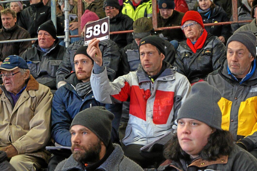 Greger Johnsson från Väderstad var flitig med auktionskortet.