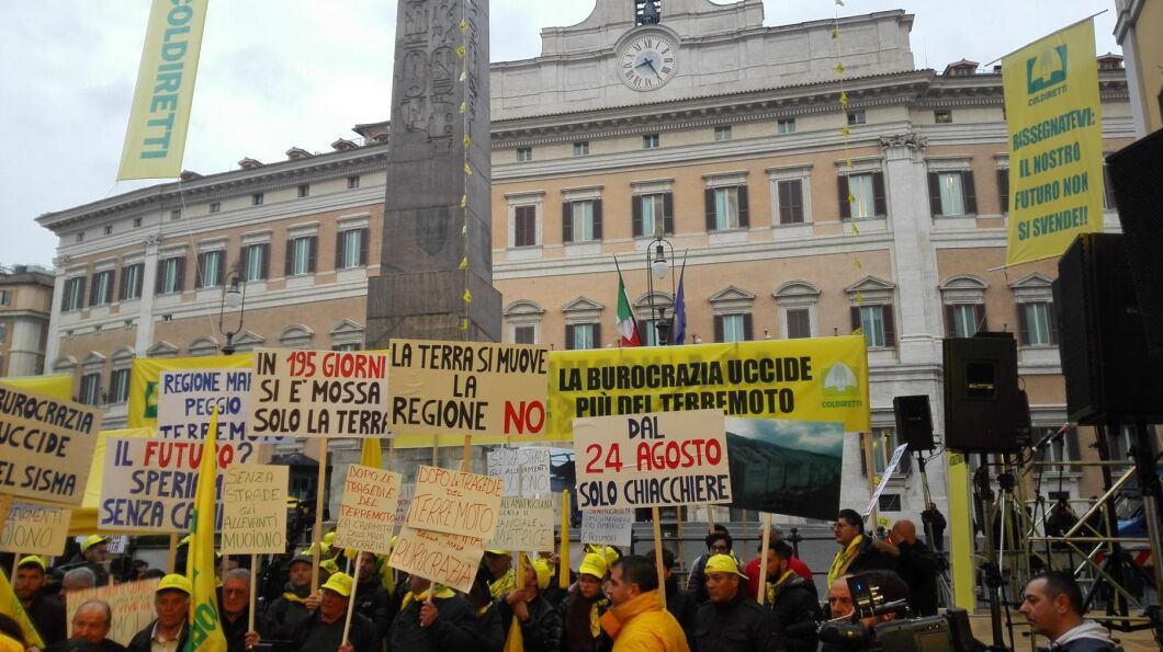 Tusentals bönder har samlats utanför parlamentet i Rom.