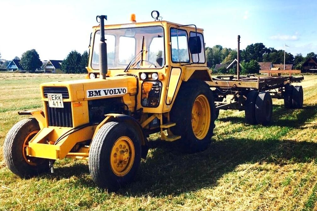 Här jobbar en BM Volvo 800 Industri. Den är gul och har en väldigt stor hytt. Volvo BM byggde endast 149 exemplar och den här udda traktorn finns hos Benjamin.