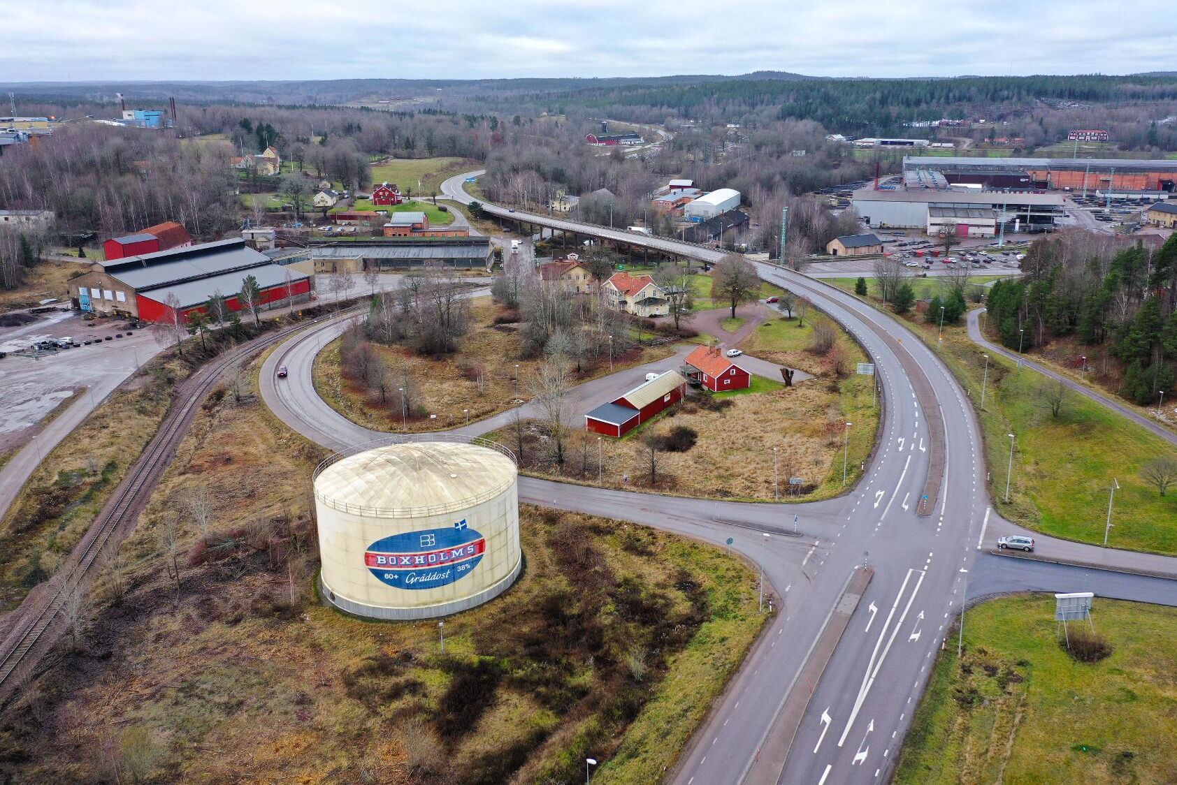 Arla fortsätter kampen och stämmer Boxholms kommun sedan det enligt Arla kommit fram att det funnits täta kontakter mellan kommunen och de nya köparna i samband med affären.