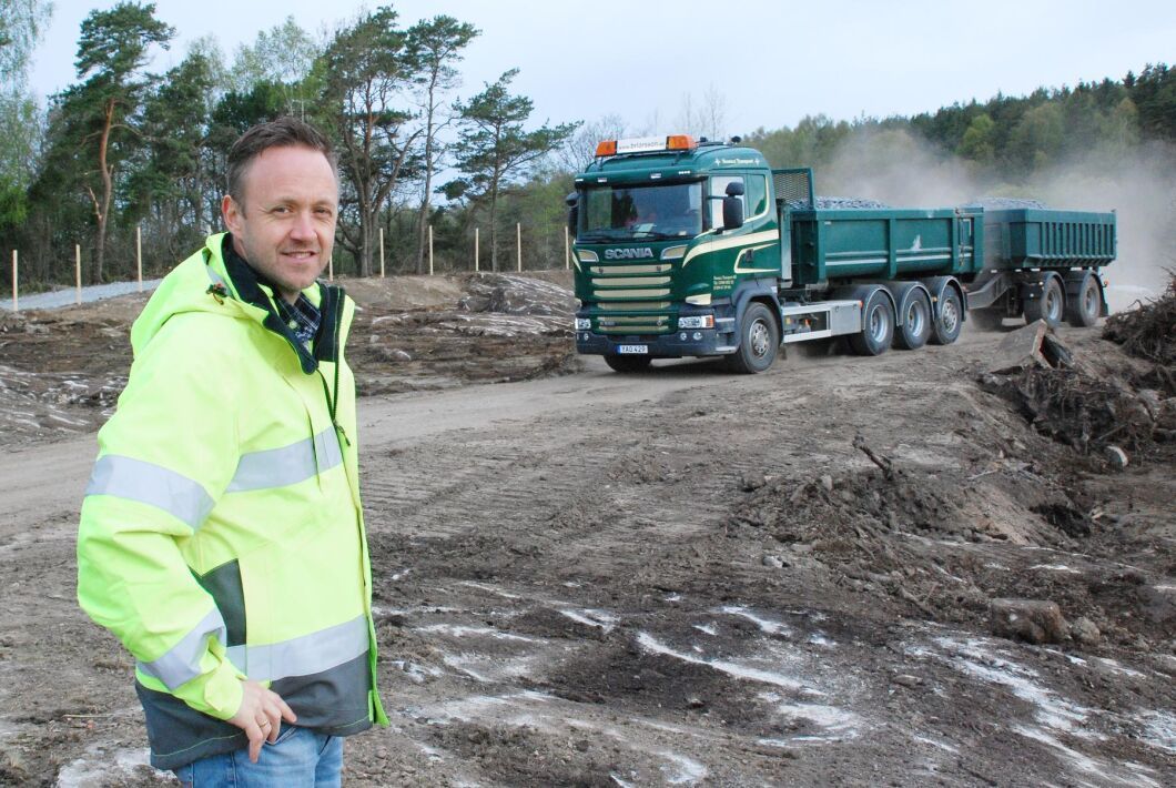 Full fart på byggplatsen. Henrik Svahn, projektchef för Väröfabriken.