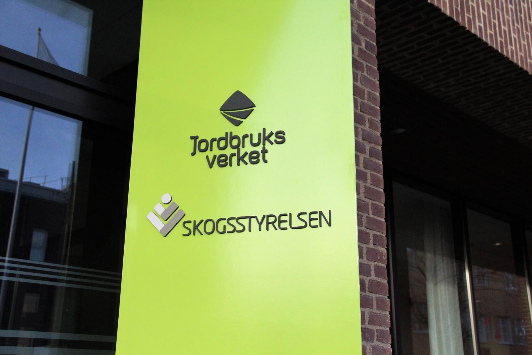 Tusentals bönder väntar fortfarande på försenade EU-stöd.