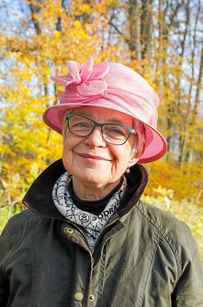 Elna-Brith af Wåhlberg tar på sig en hatt i viskostyg för att berätta om till exempel klädmaterial från skogen.