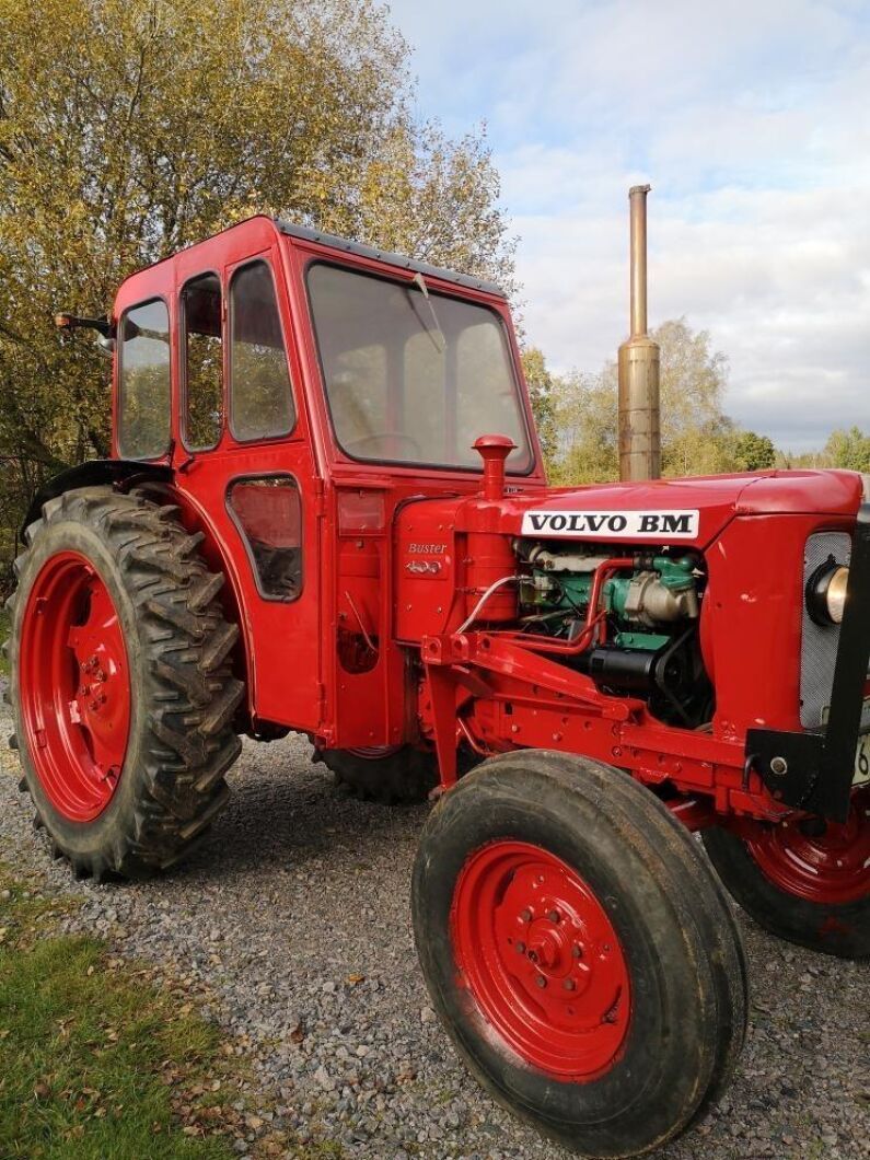 Andreas berättar att han renoverade den förra hösten och att han ville bevara ett kulturarv men Bustern får givetvis också jobba lite.