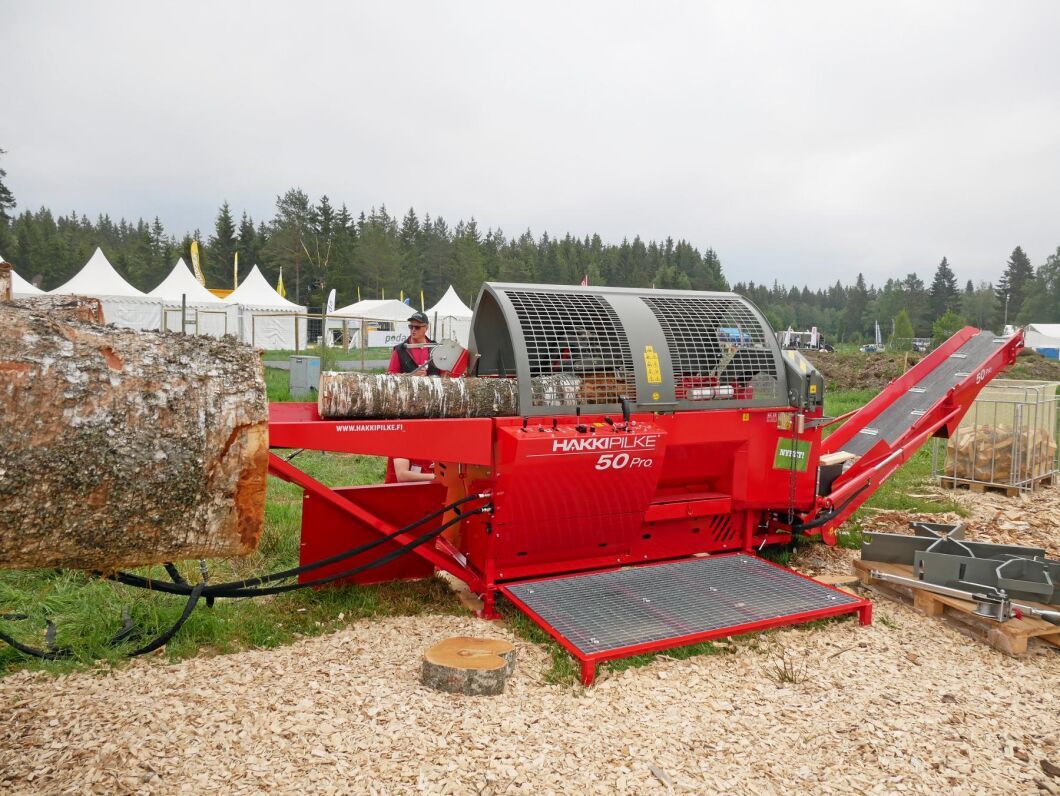 Hakki Pilke 50 Pro är en ny vedmaskin för professionella producenter som visas upp av Trejon. Kapning sker med en knapptryckning, medan klyvning och inmatning styrs av en joystick.