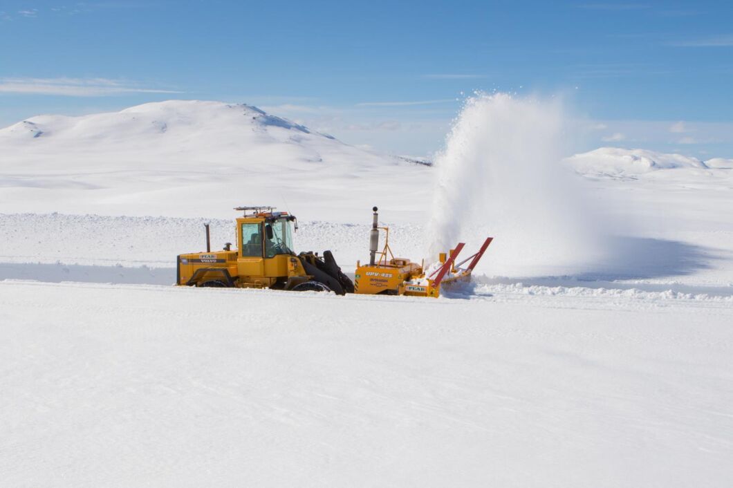 Plogningen av fjällvägen över Stekenjokk är ett omfattande säsongsprojekt för Fjellström Entreprenad i Klimpfjäll.