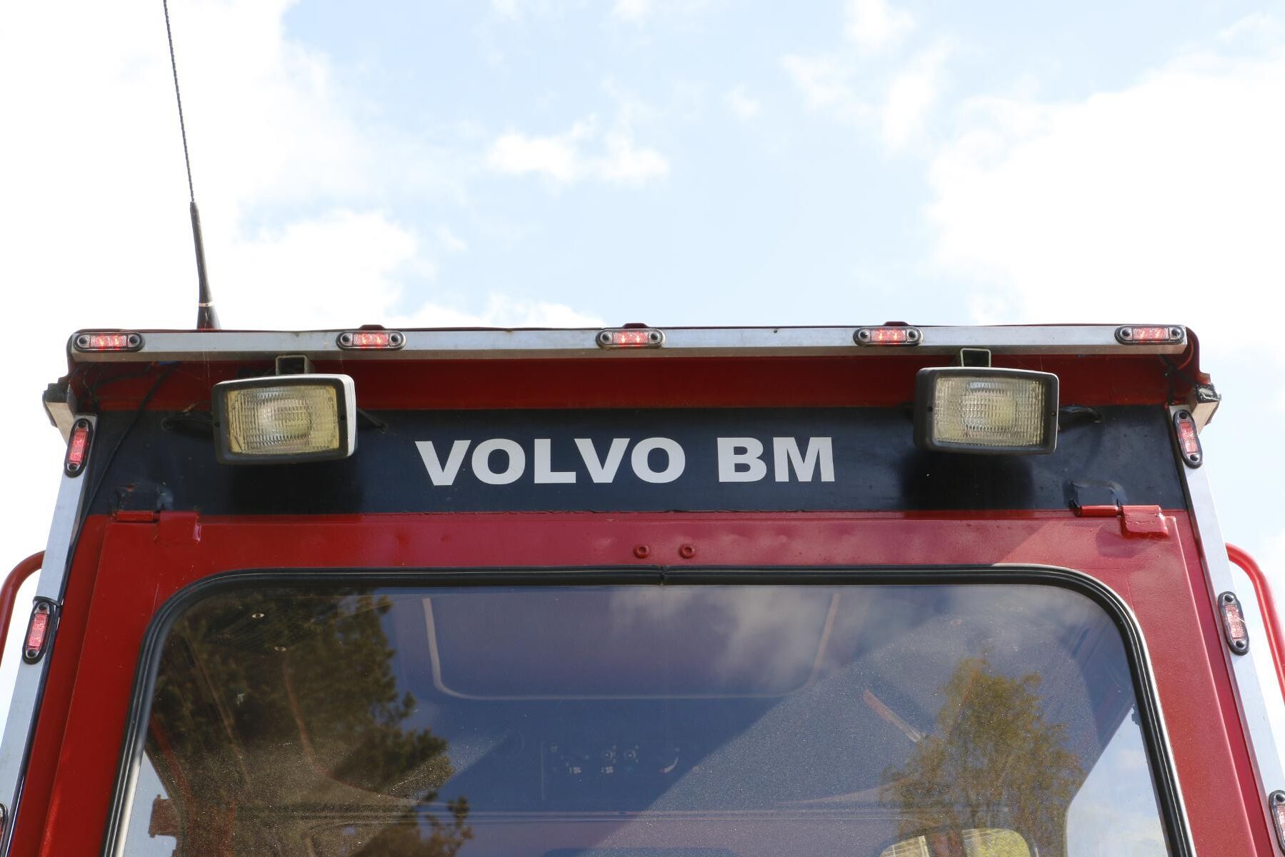 På hytten kan du se rampen med led-lampor som sträcker sig runt hela taket.