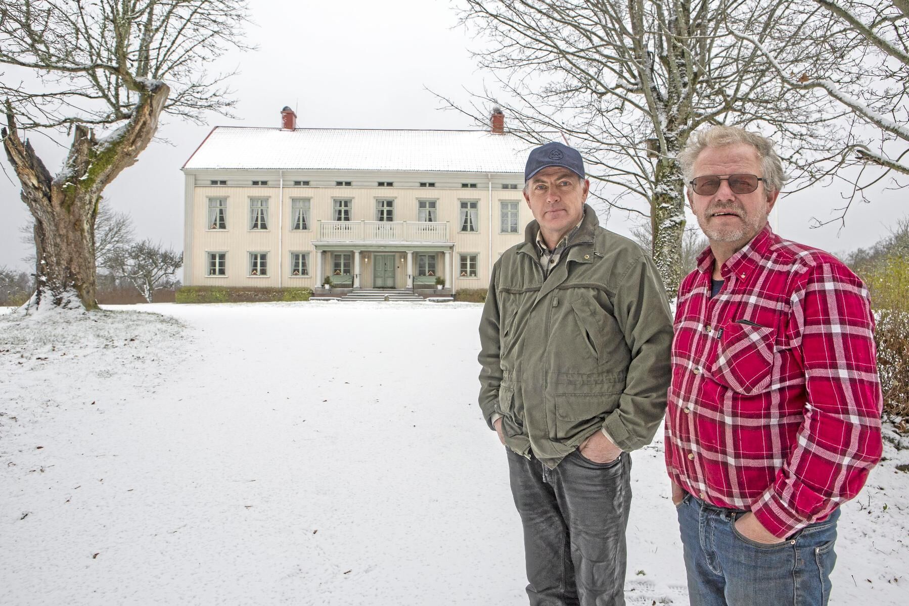 Karl-Eric Johansson, ordförande i föreningen tillsammans med verksamhetsledaren Lars-Erik Johnsson utanför mangårdsbyggnaden till Osaby säteri där föreningen hyr kontor.