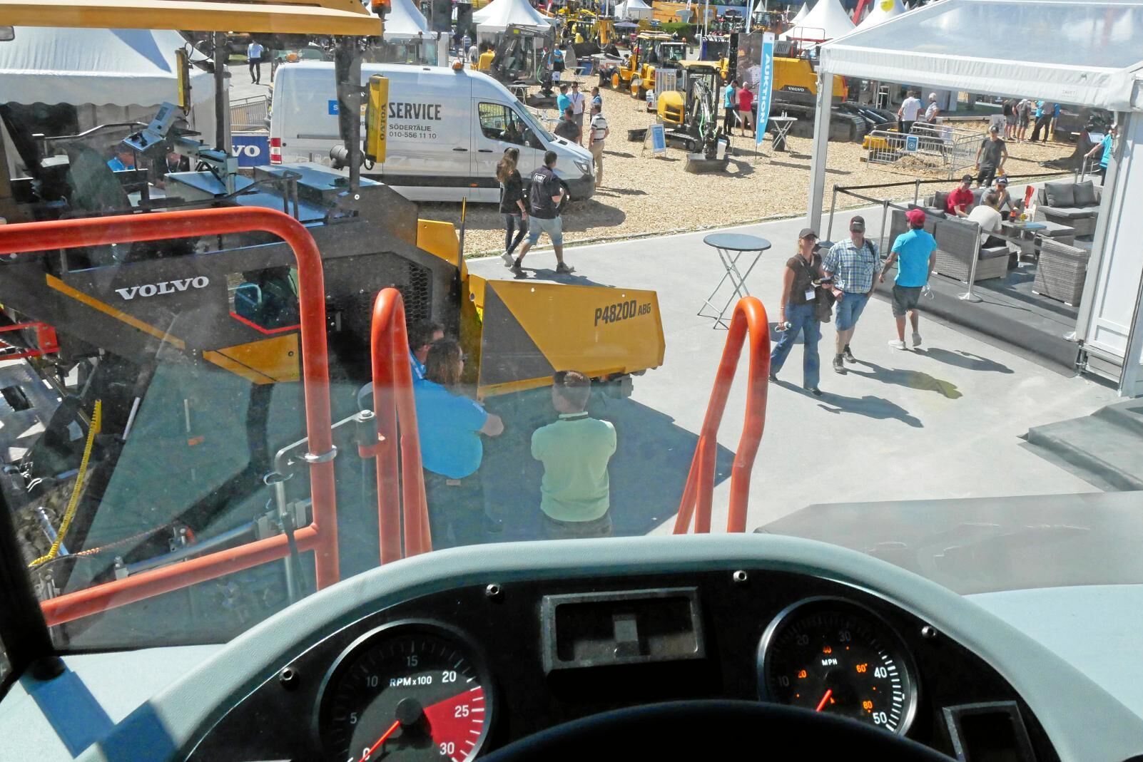 De flesta maskinerna gick att provsitta och provklämma. Bilden är inifrån Volvos tipptruck R70D.