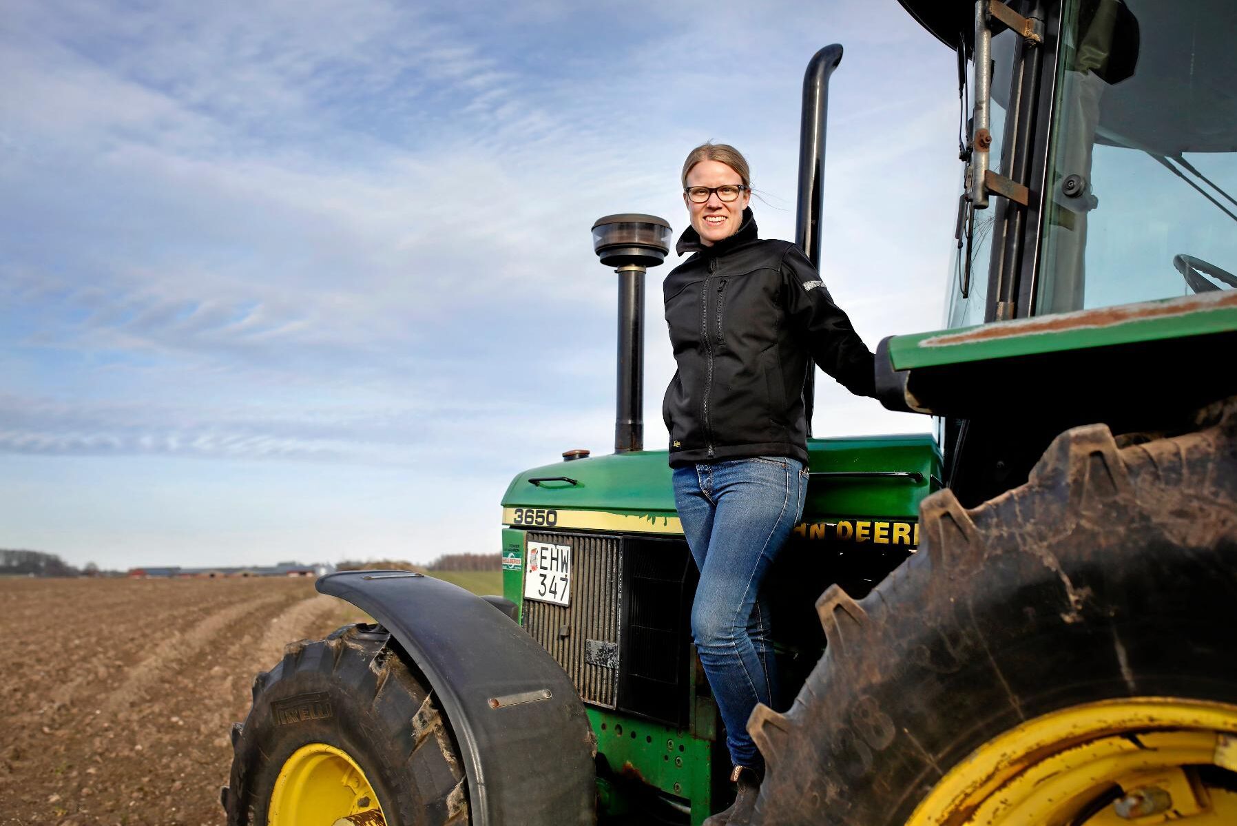 Kristina Yngwe (C) driver en gård utanför Ystad.