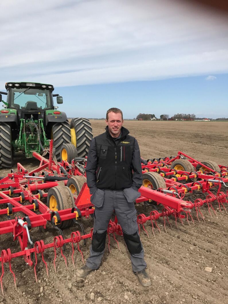 Ärtsådden är i gång hos Toppfrys kontraktsodlare Johan Bergström.