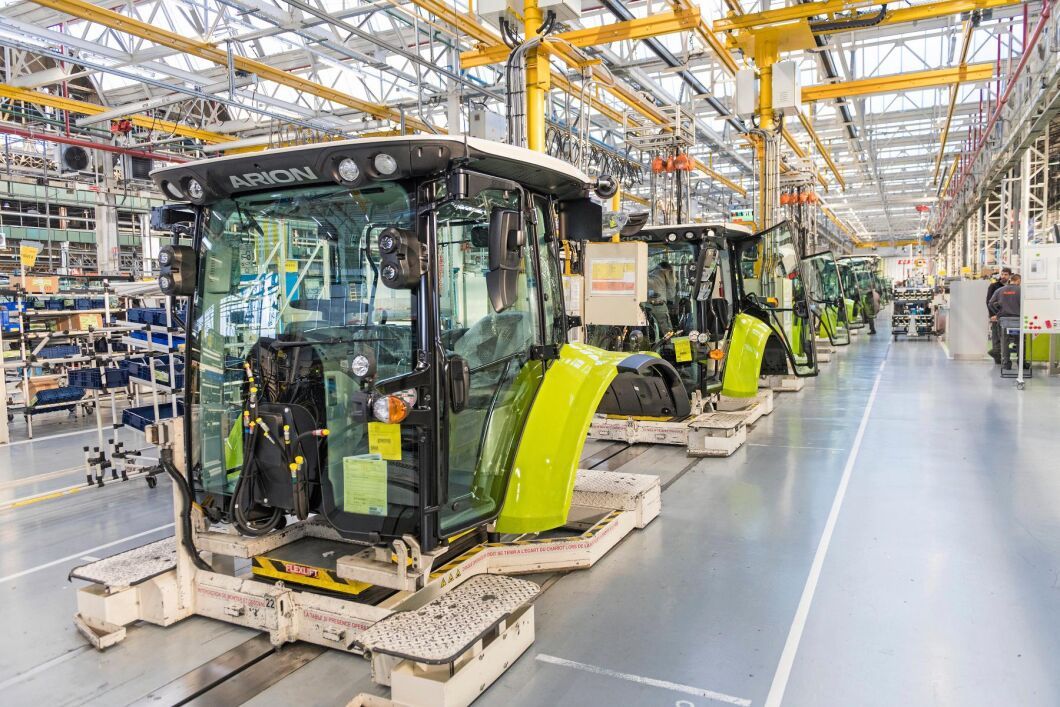 För att öka flexibiliteten inför Claas en ny lina där slingstyrda fordon, så kallade AGV:er, kommer att frakta fram de olika modellerna genom produktionskedjan.