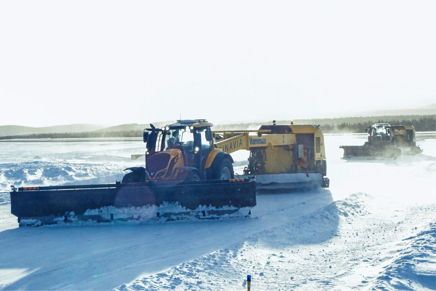 Två förarlösa Valtra-traktorer har i vinter hållit landningsbanorna på flygplatsen i Ivalo fria från snö.