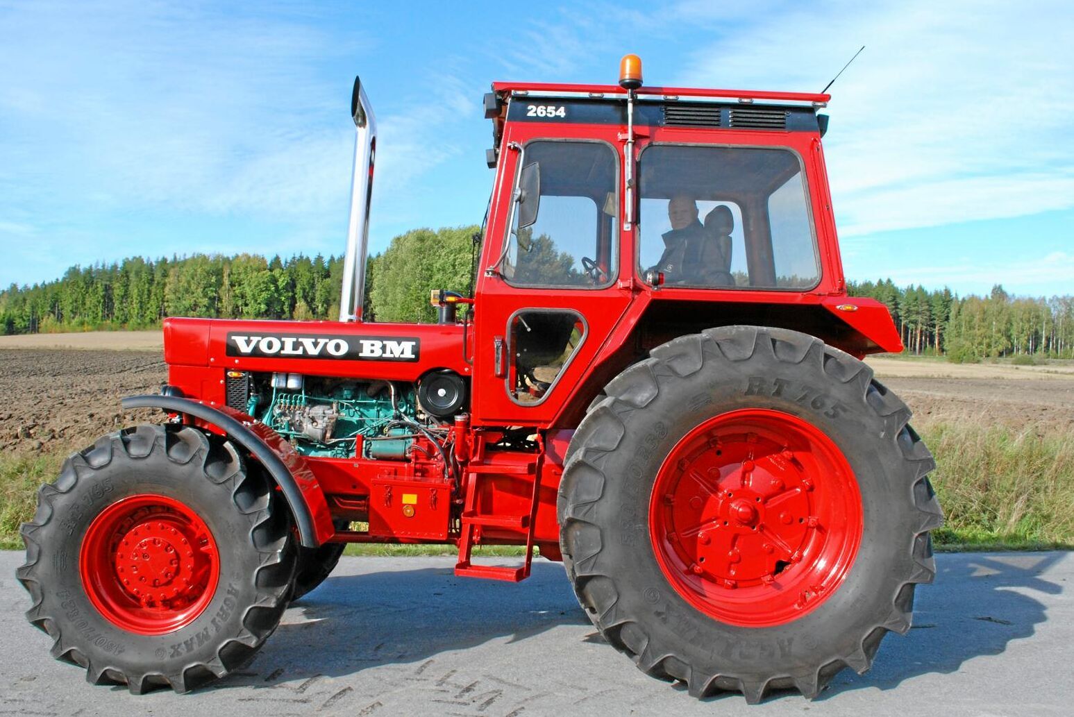 Rakt avgasrör utan ljuddämpare ska det vara. Ljudet och utseendet blir bättre menar Leif Karlsson.