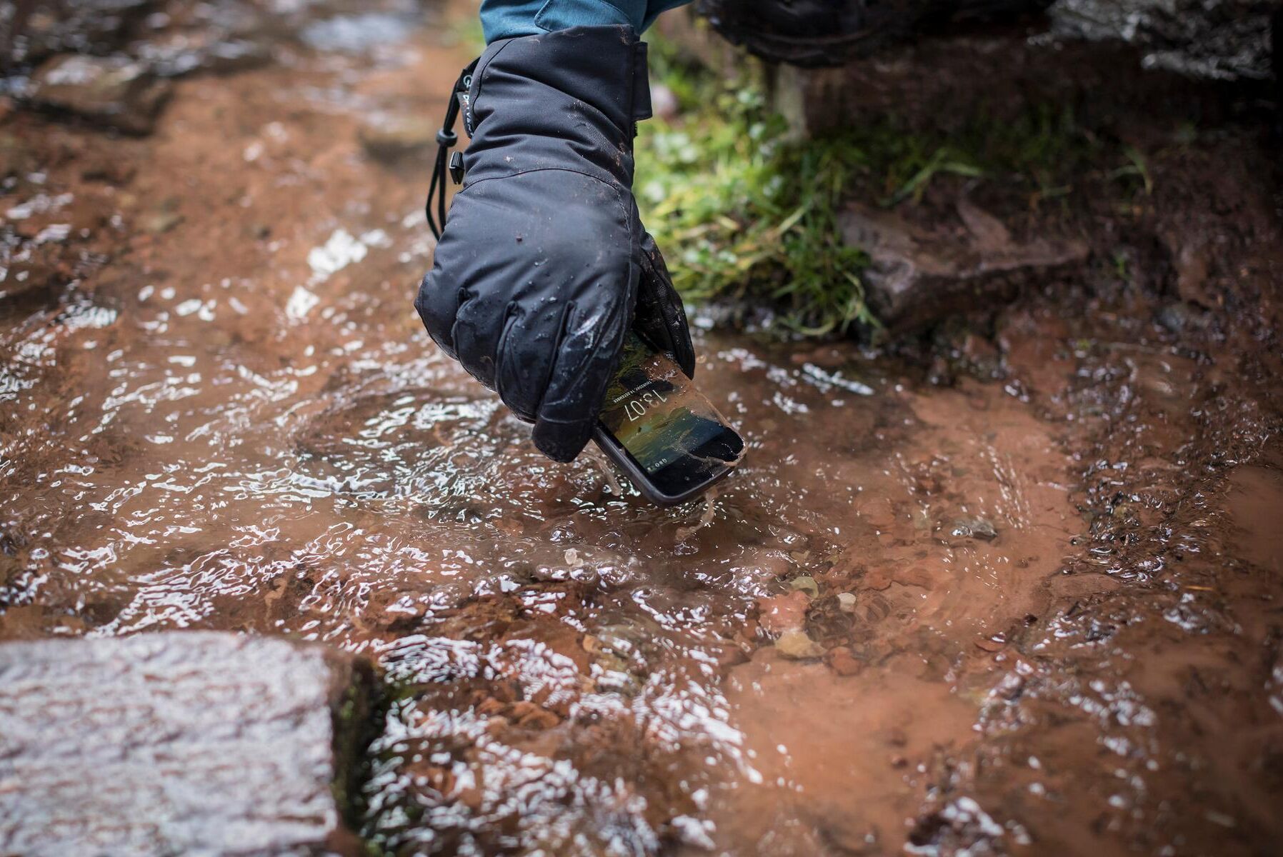 Ett dopp i leran ska inte vara en match för Land Rovers mobiltelefon.
