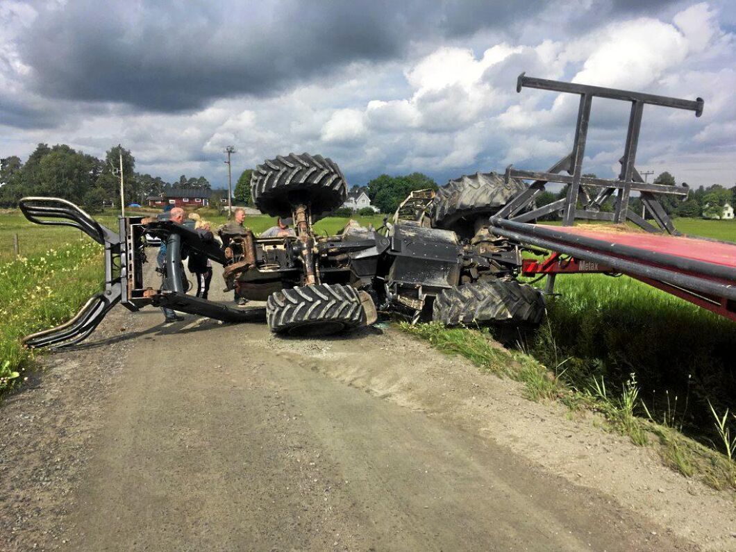 "Förmodligen kopplade jag ur och bromsade hårt, fick sladd och for rakt mot diket och traktorn välte när ena framhjulet krängde av. Jag han bara tänka att det här går åt skogen", berättade Rickard Didriksson efter olyckan.