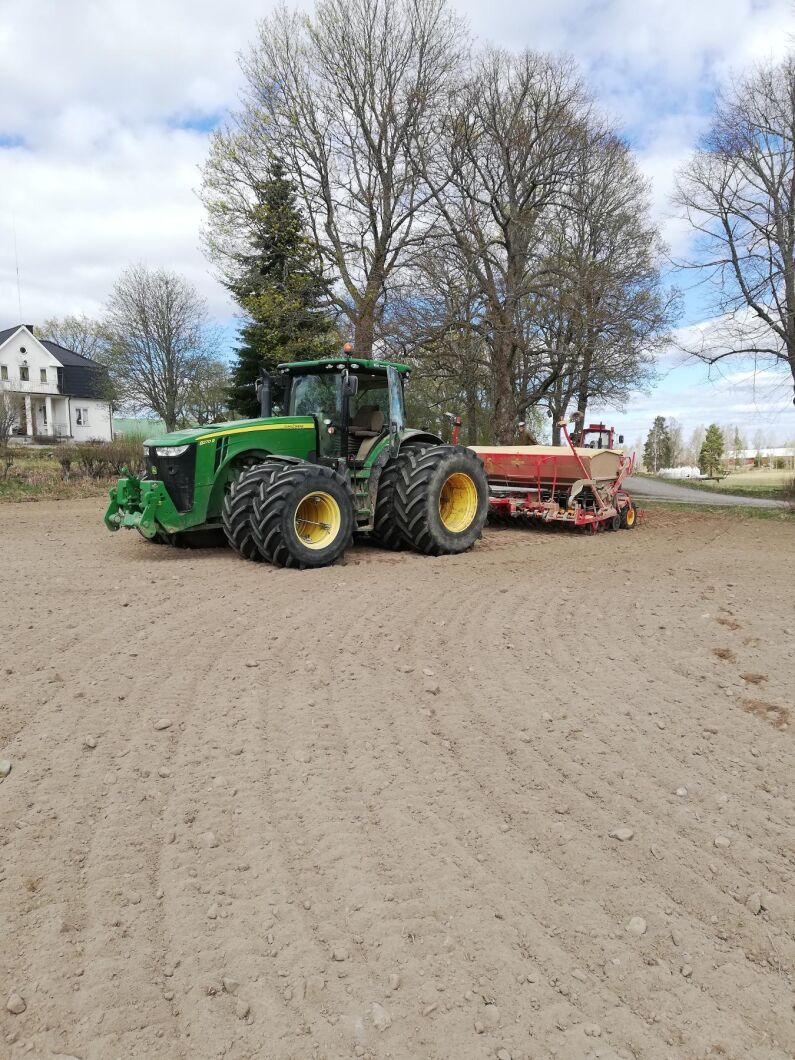 Den här bilden bjuder på hög igenkänning för många. Är detta den mest klassiska kombinationen på våra åkrar?