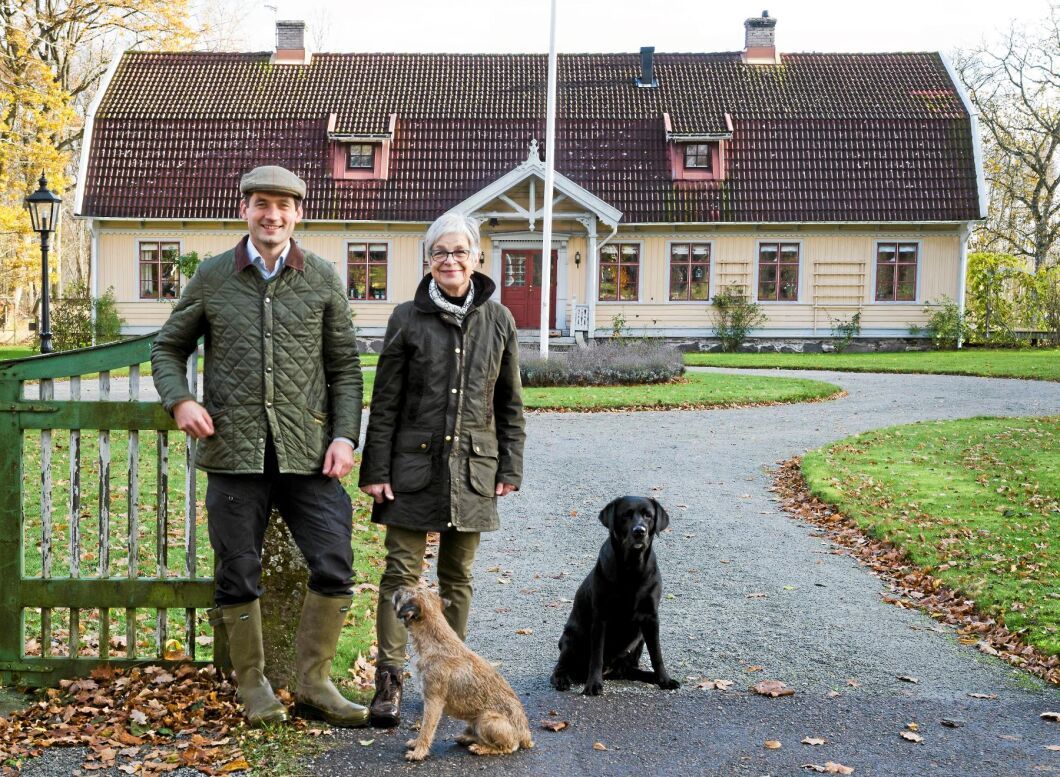 Gustav af Wåhlberg bor i Norrköping men är ofta hemma på gården i Skedemosse där han jagar och arbetar i skogen som hans mamma Elna-Brith af Wåhlberg äger.