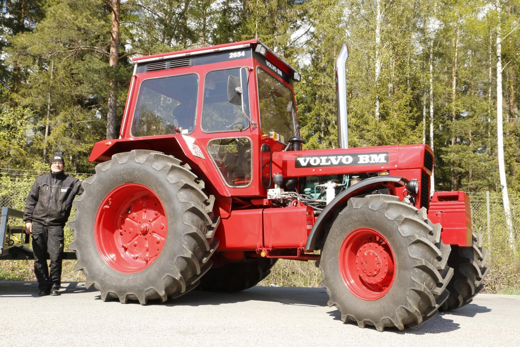 Nu lyfter vi på hatten för en otrolig renovering. Det är Leif som gjort i ordning stordragaren Volvo BM 2654. Den byggdes 1983 och i dag är den i bättre skick än ny.