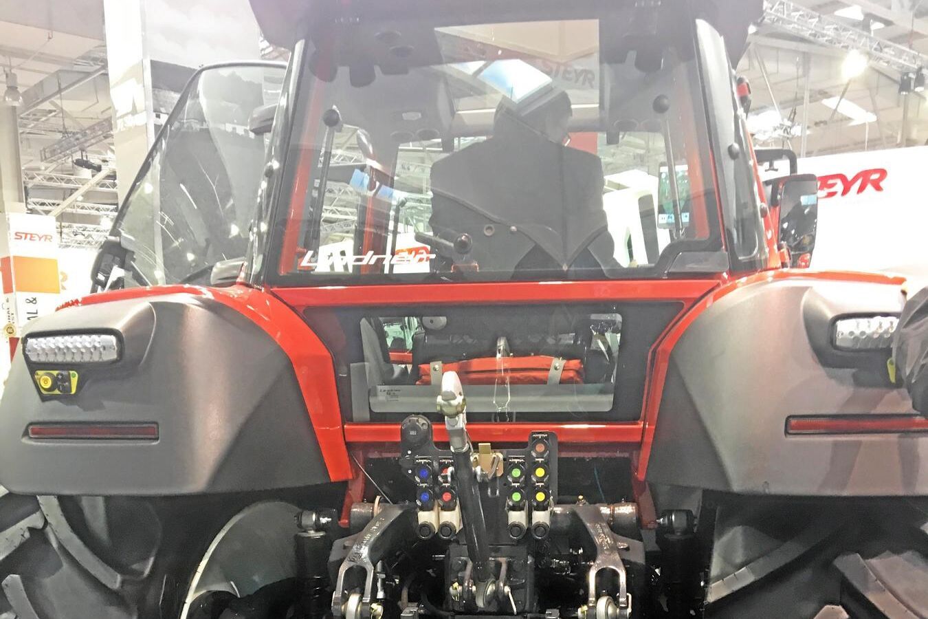 De syns inte på bilden, men runt om traktorn sitter små kameror som läser av miljön.