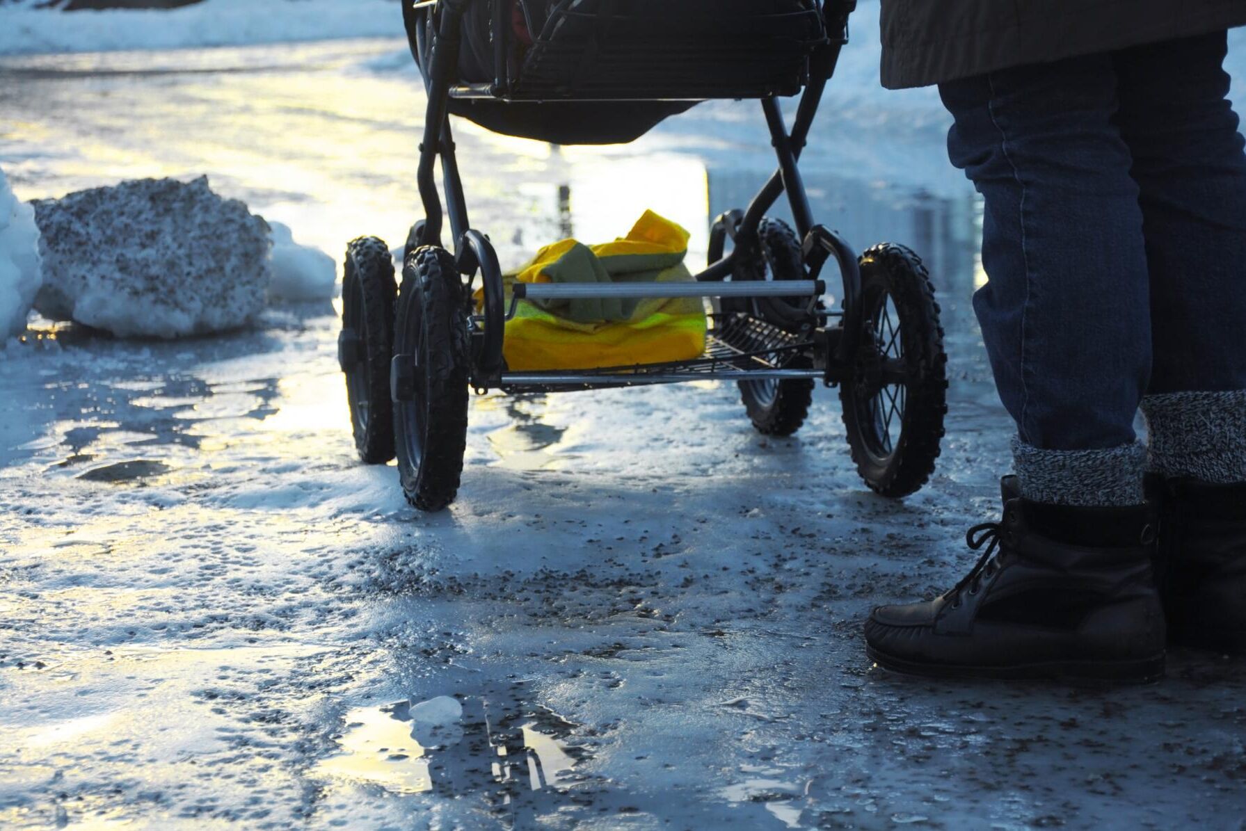 Invånare i Strängnäs hörde av sig till kommunen då de upptäckt bitar av porslin och glas på vägarna. Arkivbild.