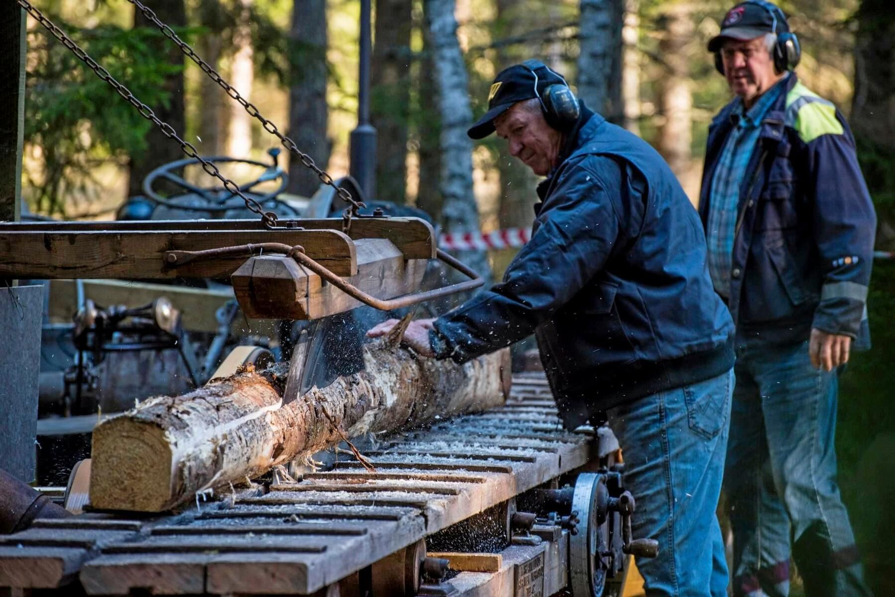 En cirkelsågbänk som donerats till bygdegårdsföreningen kördes också på Skogens Veteraner.