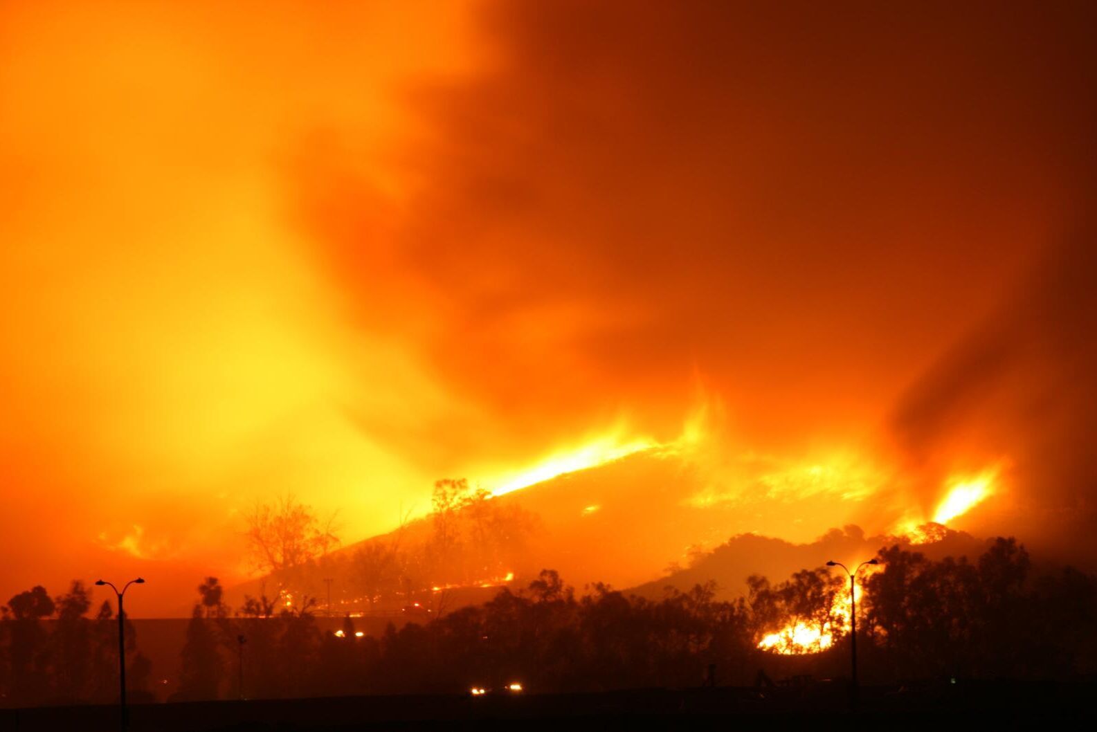 Värden för miljarder har gått förlorade i skogsbränderna i Kalifornien. Bilden är tagen vid ett tidigare tillfälle.