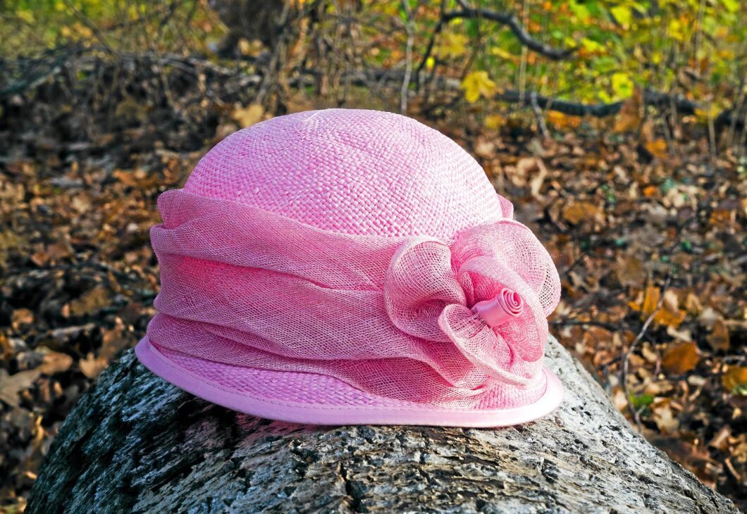 En hatt i viskostyg, ett material som framställs av naturmaterial, ofta ur trämassa från gran.