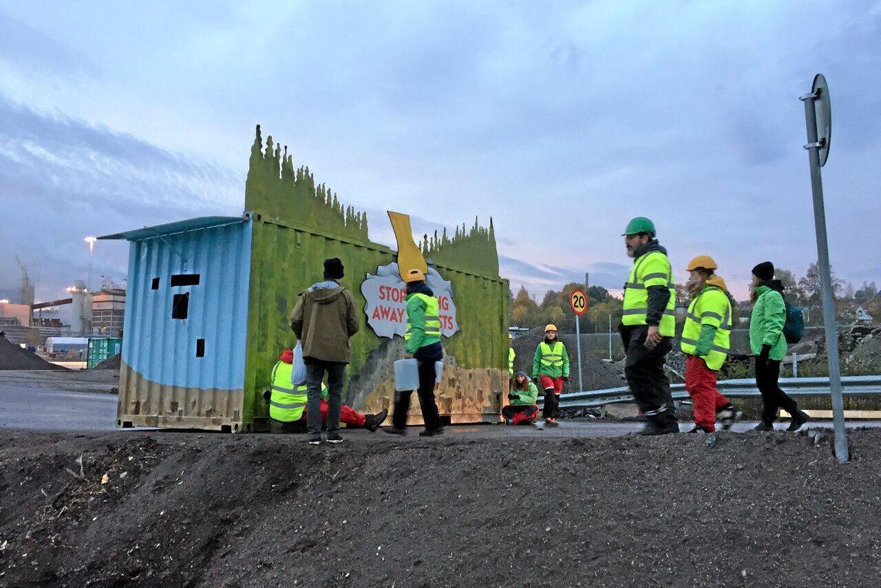 I Sverige är Greenpeace inte medlemmar i FSC. På bilden Greenpeace-aktivister som blockerar virkesintaget vid SCAs bruk i Östrand vid en aktion i fjol.