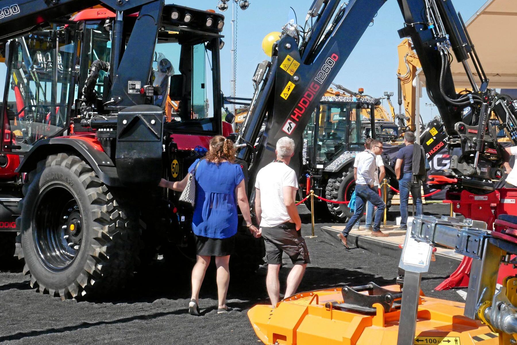 Några besökare spanar in Huddig 1260D.