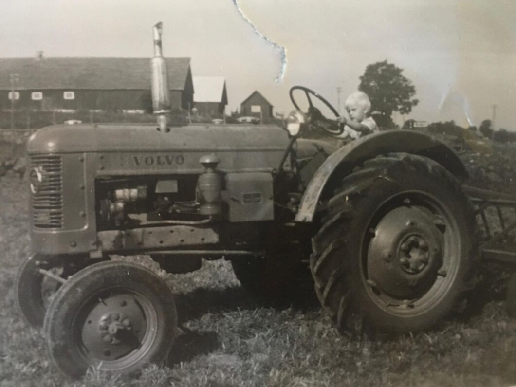 Vilken härligt nostalgibild! Väcker varma minnen från barndomen. (Vad man inte tänkte på då är olycksrisken när man har barn med sig vid arbete. Därför har vi på ATL som policy att vi idag inte tillåter barn på bild i samband med arbete på gården.)