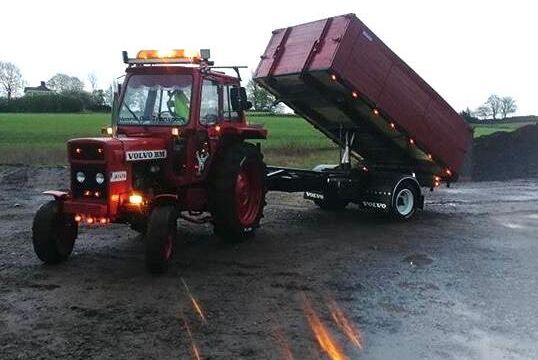Traktor och kärra är i absolut bästa skick. Vilket fantastiskt jobb, Rasmus!