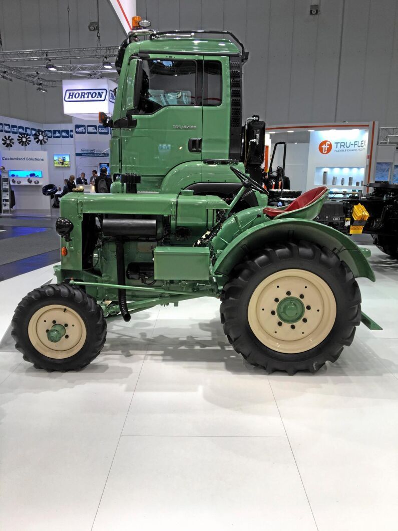 MAN-traktor i profil.