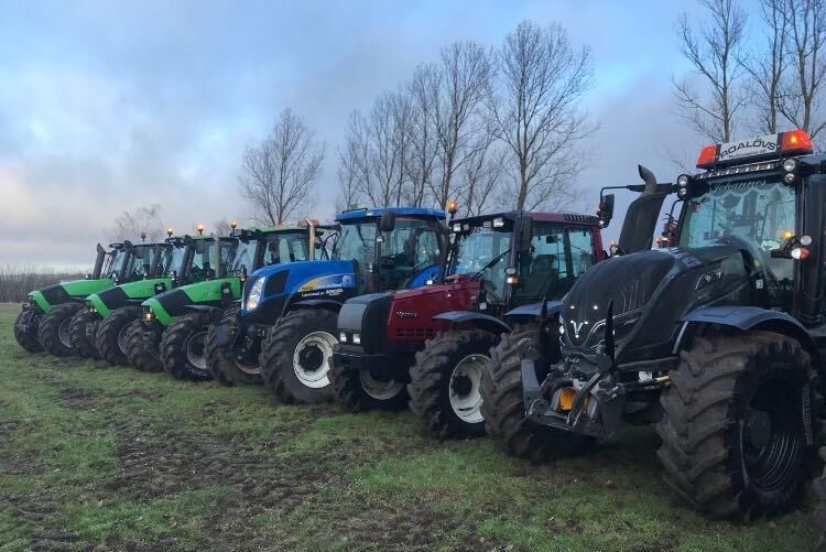 Ett 50-tal traktorer deltog i årets traktorparad på Segragymnasiet.