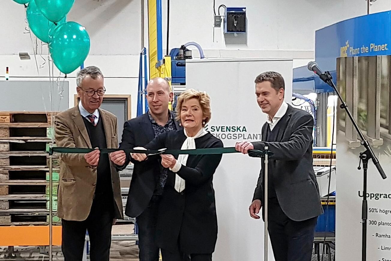 I måndags invigdes den nya linjen vid Vibytorps platskola i närvaro av bland andra Per-Olof Wedin, VD Sveaskog, Magnus Andersson, ordförande kommunstyrelsen Hallsberg, Maria Larsson, landshövding Örebro samt Roger Johansson, Svenska Skogsplantor.