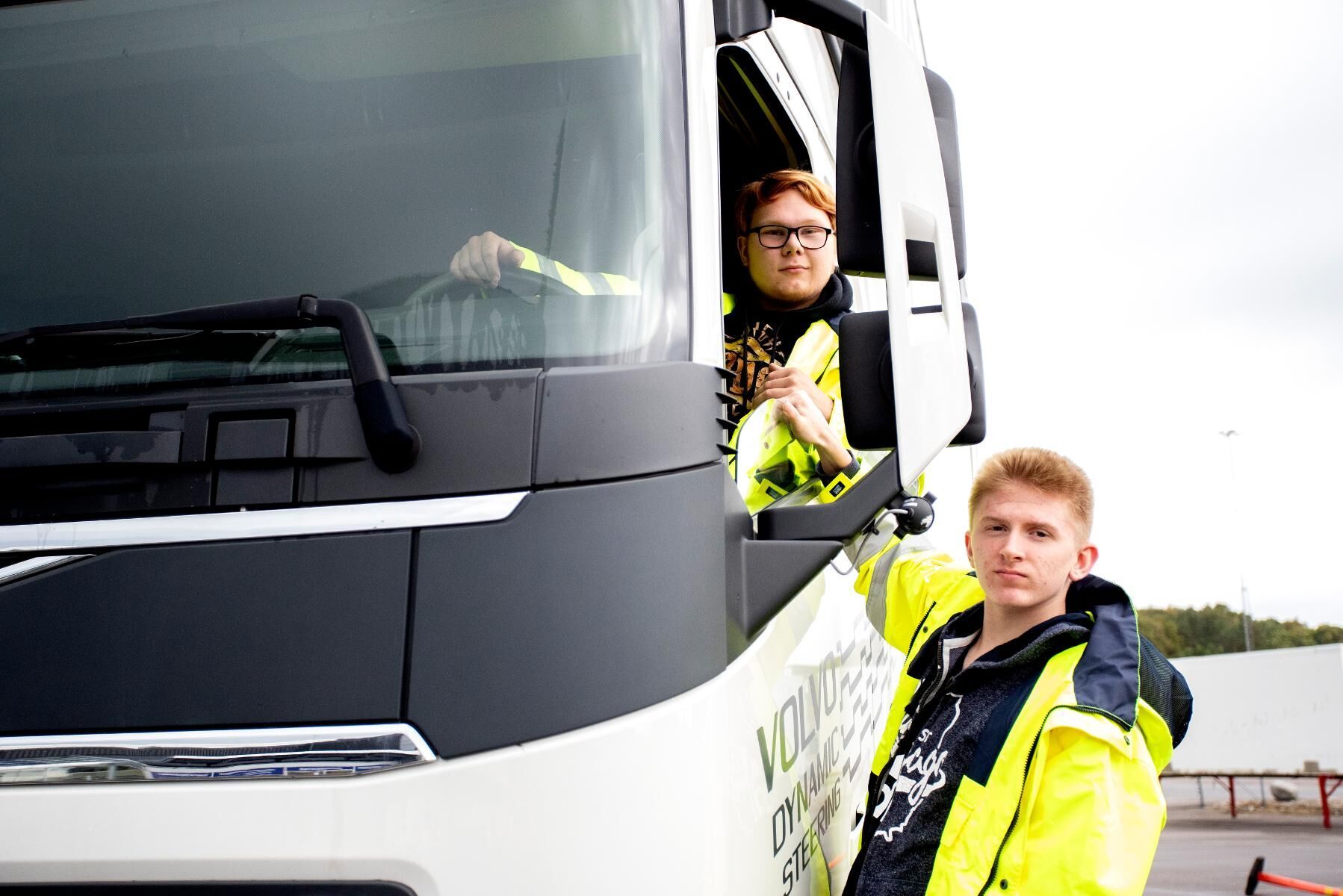 Johan Sannestål från Lerum och Max Johansson från Göteborg som går på det kommunala transportgymnasiet MTG i Göteborg. Det är brist på lastbilschaufförer i Sverige, bland annat till följd av EU:s krav på kompetensbevis som infördes för några år sedan.