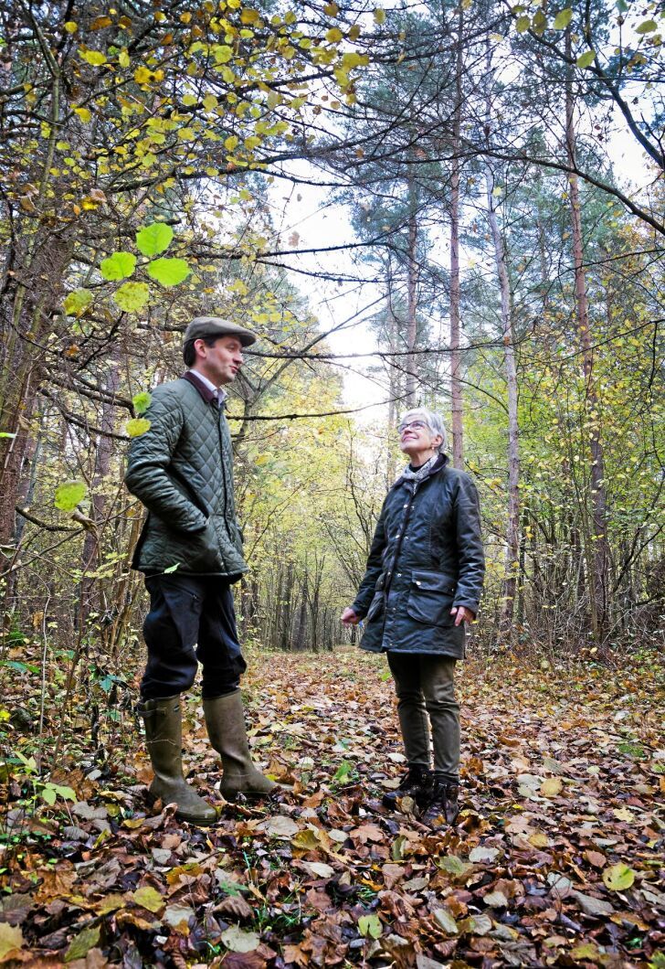 Skogen har en rik fauna och flora som fascinerar Gustav af Wåhlberg och Elna-Brith af Wåhlberg.