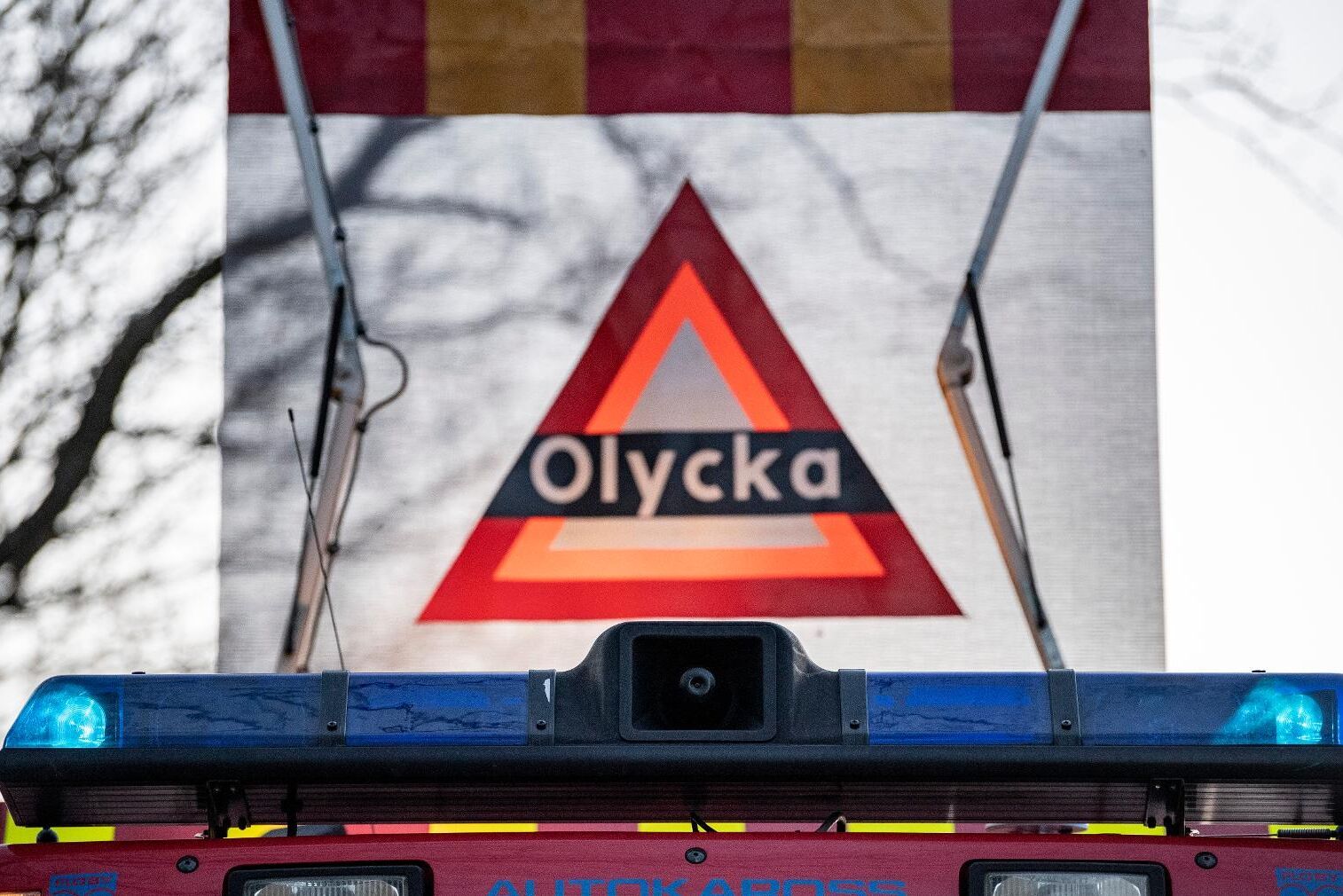 Varning för olycka visas på taket på en brandbil. Arkivbild.