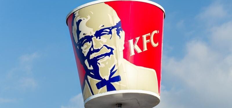 Byte av transportör har tvingat 900 matställen i kedja KFC att stänga i Storbritannien. Kycklingen tog slut när leveranserna inte gick som de skulle.