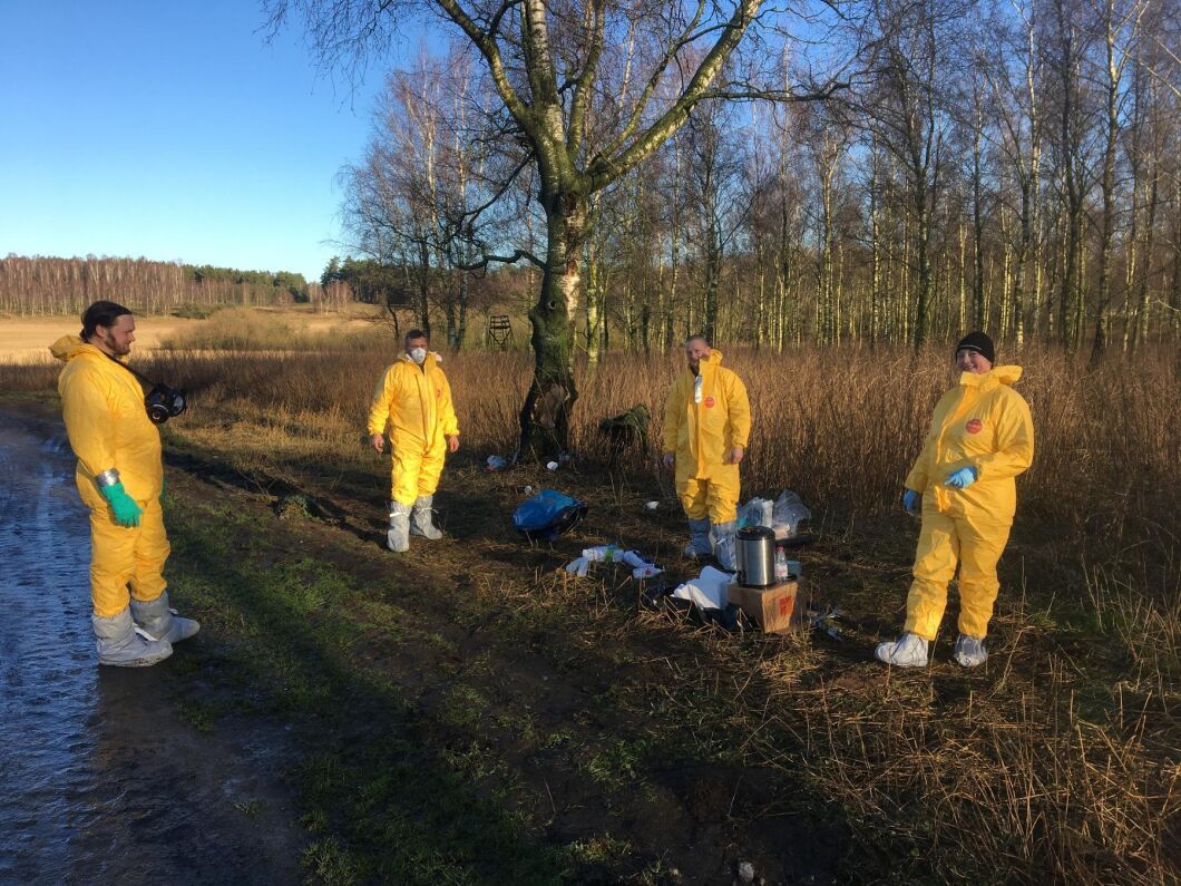 Personer från både försvarsmakten och Svenska Blå Stjärnan är med och tömmer och sanerar den drabbade delen av anläggningen. ”Det är ett omfattande och resurskrävande arbete, därför har vi tagit hjälp av frivilligorganisationen Blå Stjärnan och Försvarsmakten”, säger Robert ter Horst, Jordbruksverkets insatschef på plats, i ett pressmeddelande.