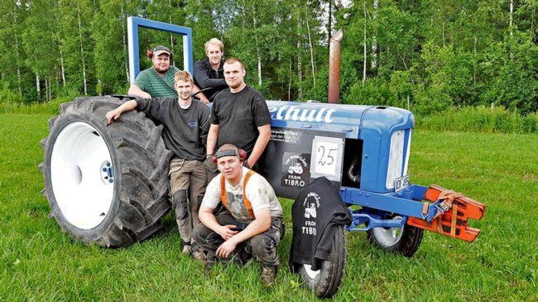Här är bönderna som sågs i dokumentären om bönder, traktorer och kärlek. I Tibro är de med och ordnar traktorpulling.