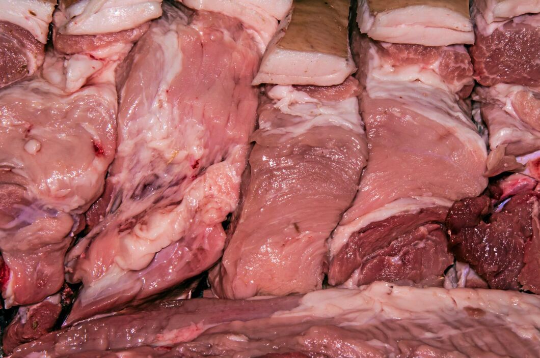 Jäst slaktavfall sprutade ut över bilar och en väg utanför Falköping.