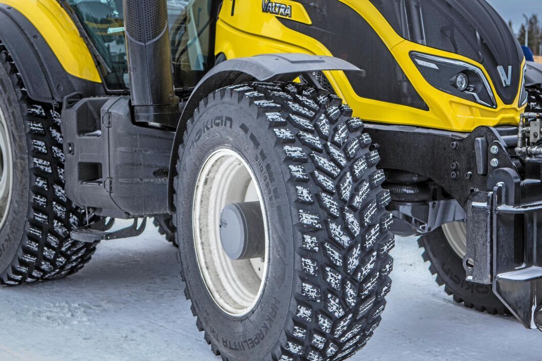 Dubbfria däck från Nokia Hakkapeliitta har suttit på traktorerna för att inte slita på asfalten.