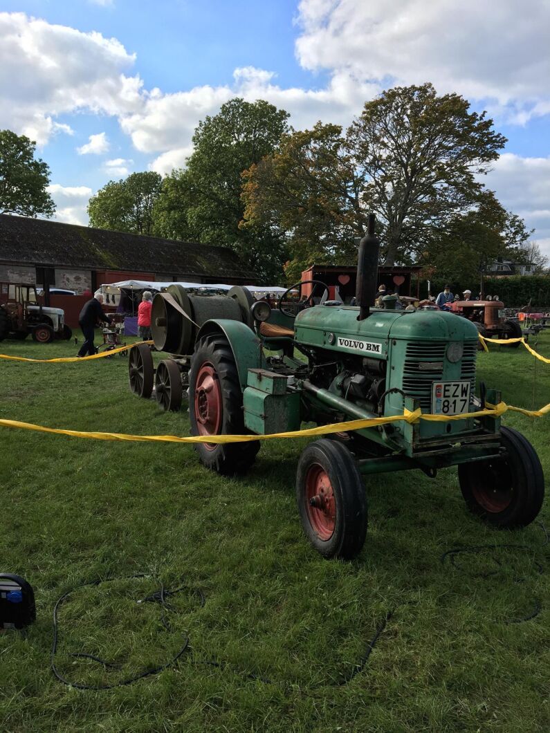 Det fanns både traktorer och maskiner på skördefesten. Här en stenkross i Södvik.