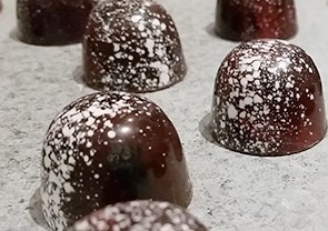 Chokladpralin med protein från mjölmask kan bli framtidens klimatsmarta godis.