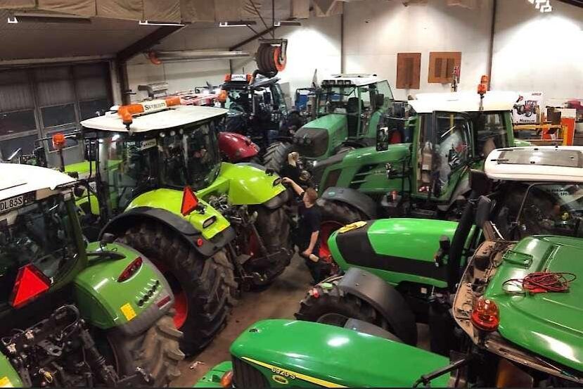 Det tillbringades många timmar med att putsa traktorerna inför paraden.