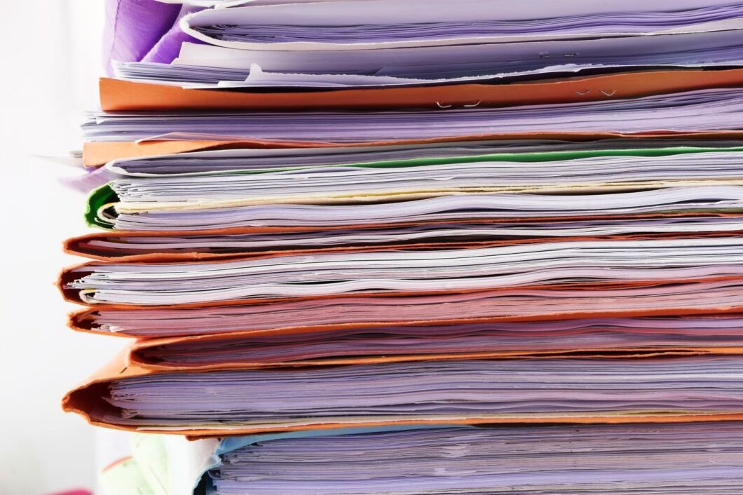 Alldeles för många ärenden ligger fortfarande och väntar på handläggning hos Kemikalieinspektionen.